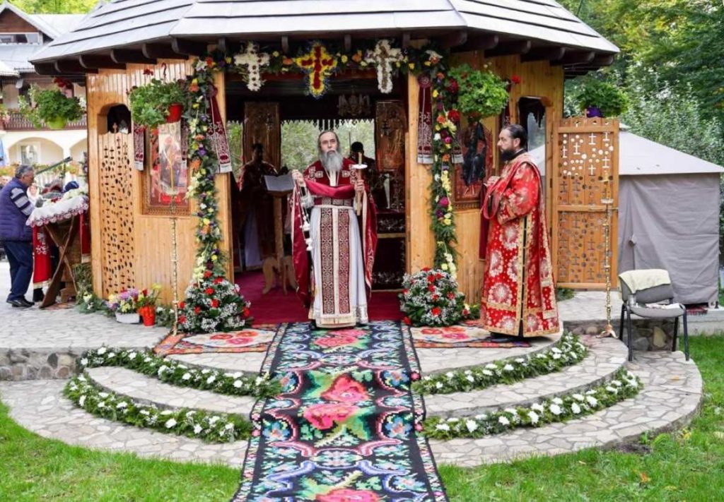 Mănăstirea nemţeană Brusturi construită în memoria ostaşilor căzuţi în Al Doilea Război Mondial şi-a serbat hramul