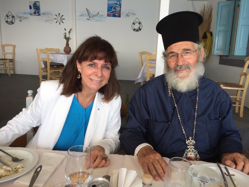 Ένα σφουγγάρι κι ένα βιβλίο για την Πρόεδρο από τον Μητροπολίτη