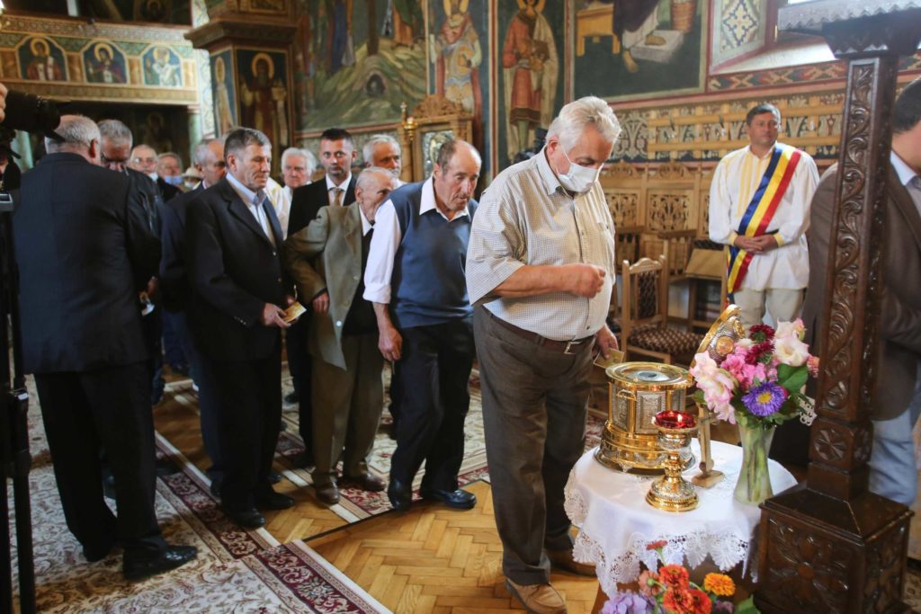 Biserica unui sat brașovean a primit moaștele Sfântului Andrei Șaguna