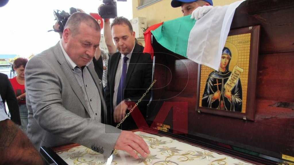 Românii le-au dăruit bulgarilor al doilea veșmânt al Sfintei Parascheva și 30 de tone de alimente