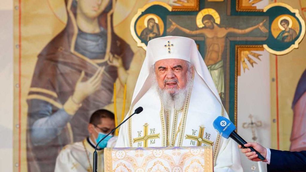 Hristos nu ne cere să ne purtăm singuri crucea, spune Patriarhul Daniel