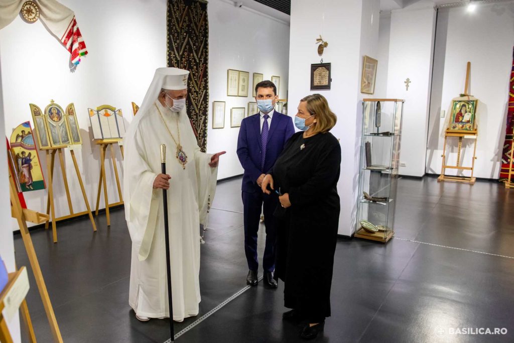 Румънският Патриарх посети Националния музей на селото „Димитрие Густи“ в Букурещ | СНИМКИ