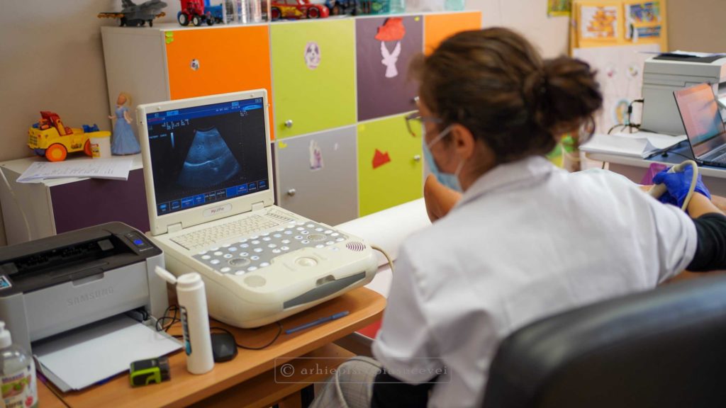 Arhiepiscopia Sucevei și Asociația Caravana cu Medici: Servicii medicale pentru 80 de persoane din Valea Moldovei