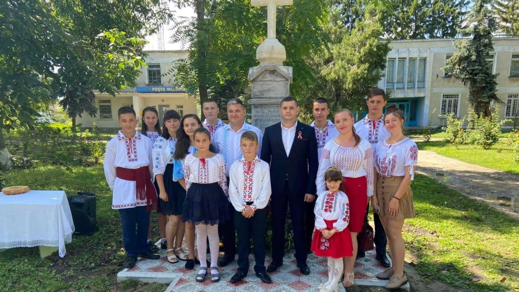 O comună basarabeană și-a sărbătorit hramul inaugurând monumentul renovat al eroilor din Războiul de Reîntregire