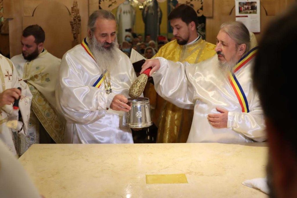 După trei ani de lucrări, medelenii din stânga Prutului și-au sfințit biserica, rodul efortului comun al românilor