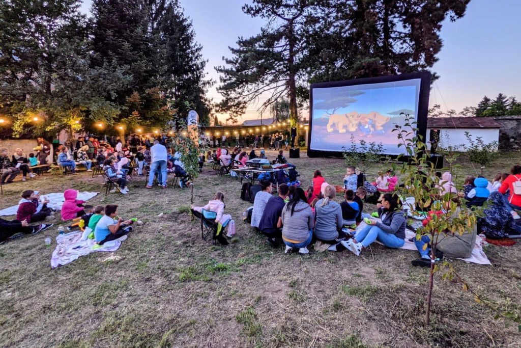 O parohie din județul Arad a organizat o proiecție gratuită de film pentru copii