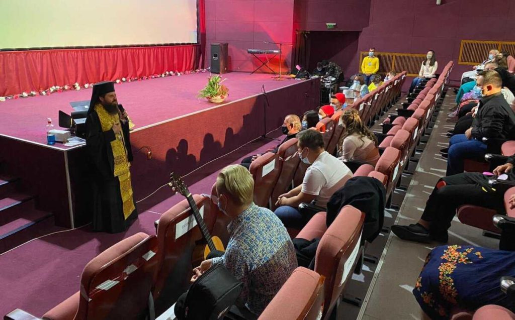Episcopul-vicar Benedict Bistrițeanul a binecuvântat festivalul „Flori de Speranță” al tinerilor cu Sindrom Down