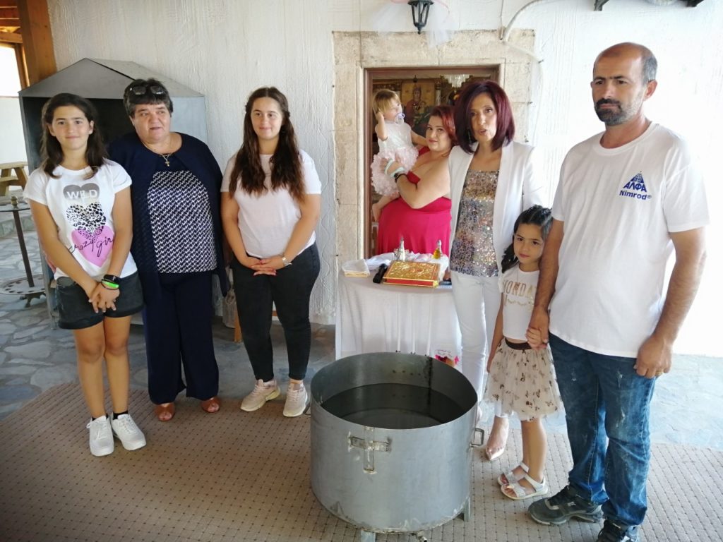 7μελής οικογένεια Αλβανών βαπτίστηκαν Χριστιανοί στην Κρήτη