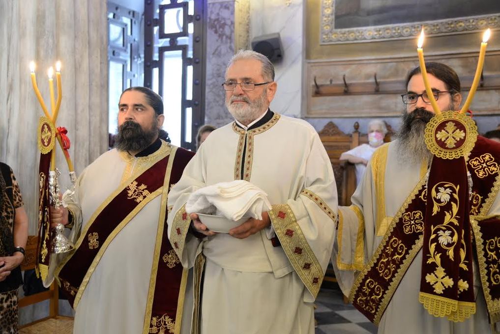 Η ΦΩΤΟΓΡΑΦΙΑ ΤΗΣ ΗΜΕΡΑΣ: Αφυπηρέτησε απο τον ΟΤΕ και εισήλθε στον Κλήρο