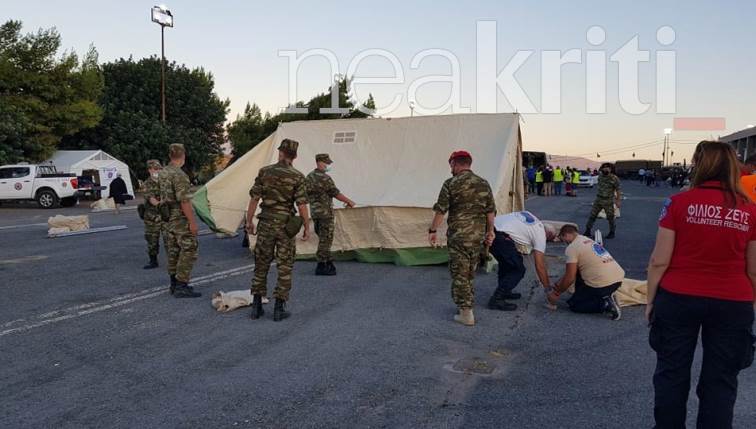 Σεισμός στο Ηράκλειο: Ο στρατός στήνει σκηνές (ΦΩΤΟ)