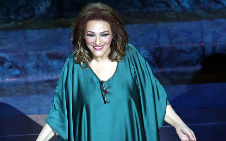 ΠΕΙΡΑΙΑΣ: Η Ελένη Βιτάλη τραγουδάει κατά της φτώχειας