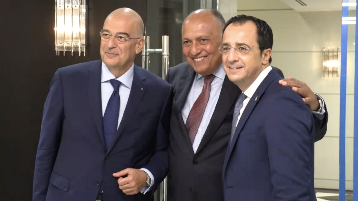 Η επιθετική συμπεριφορά της Τουρκίας στο επίκεντρο της τριμερούς