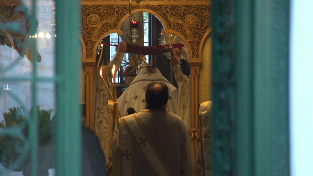 Πλάνα από τη Θεία Λειτουργία στη Μονή Πεντέλης (ΒΙΝΤΕΟ)