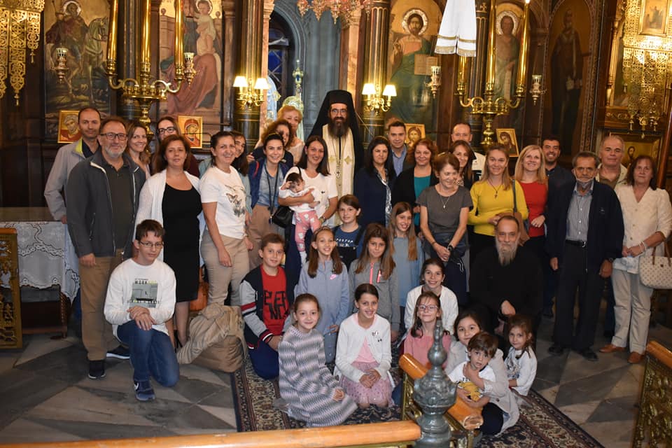 Ο π. Χριστόδουλος χαιρετά το ποίμνιο της Σαλαμίνας