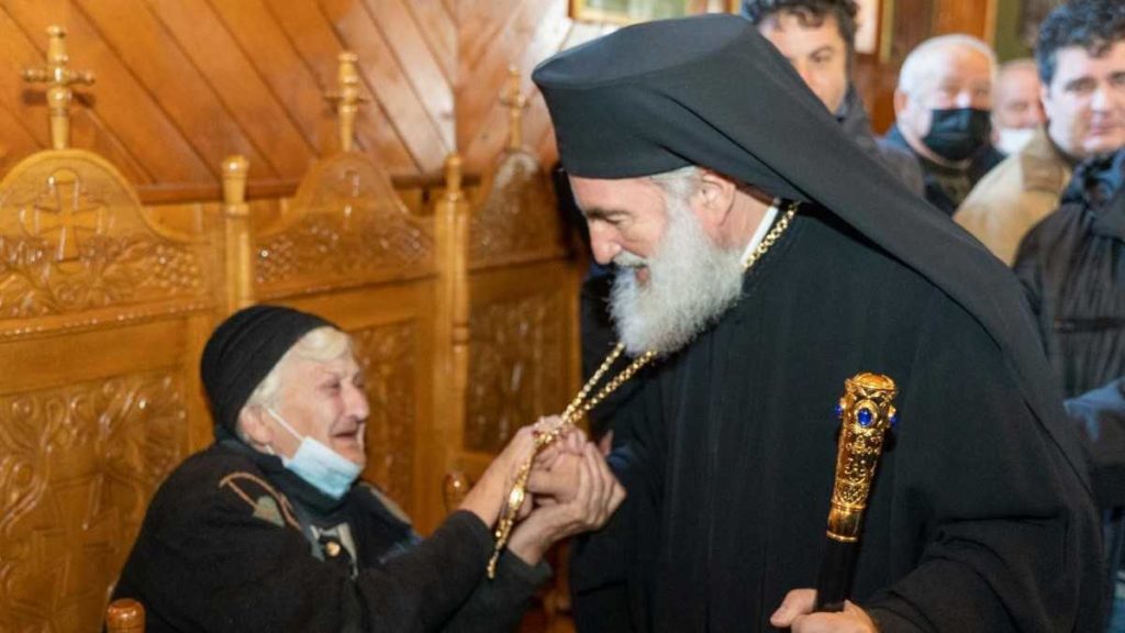 Preoții care desfășoară activități cu vârstnicii, premiați de Arhiepiscopul Ioachim
