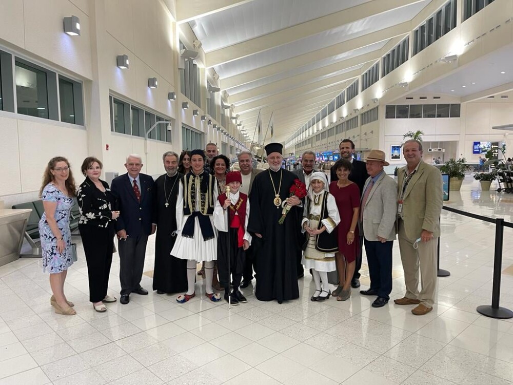 Архиепископ Елпидофор беше топлосърдечно посрещнат на международното летище в Югозападна Флорида | СНИМКИ