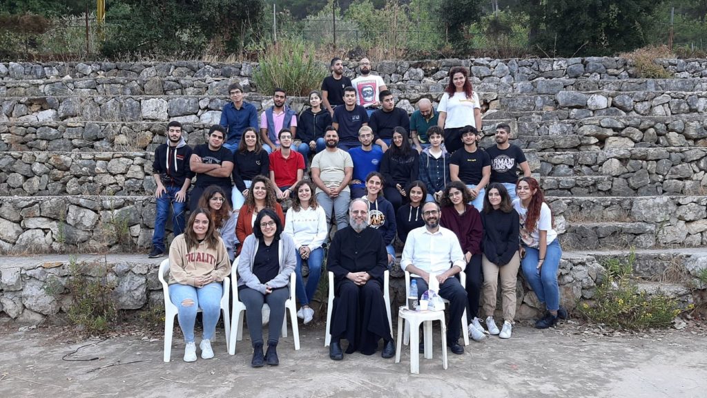 راعي الأبرشيّة بفرق الثانويين والجامعيين والعاملين من فرع بصاليم في حركة الشبيبة الأرثوذكسيّة،