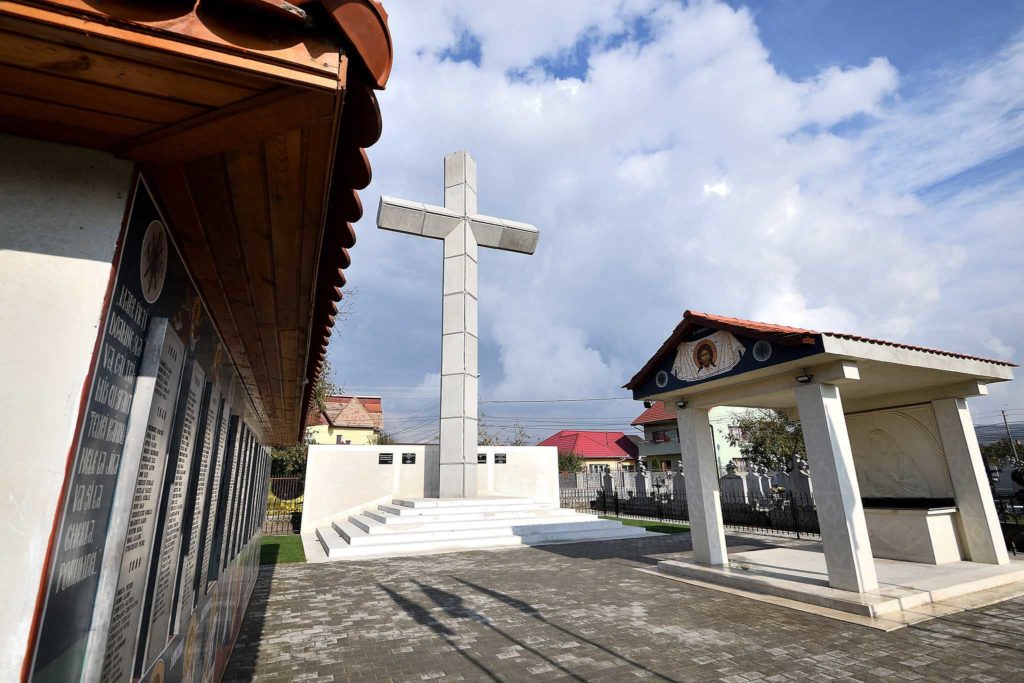 Mitropolitul Clujului a resfinţit monumentul închinat foștilor deținuți politici din Gherla