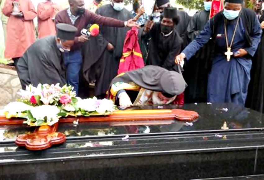 Η ΦΩΤΟΓΡΑΦΙΑ ΤΗΣ ΗΜΕΡΑΣ: Γονάτισε και ασπάστηκε μέσα στη βροχή