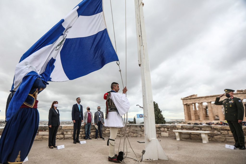 Αθήνα: Ψηλά η σημαία για την 77η επέτειο της Απελευθέρωσης