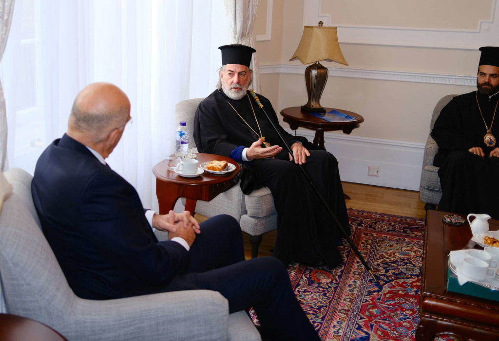 Συνάντηση Δένδια-Αρχιεπισκόπου Θυατείρων στο Λονδίνο