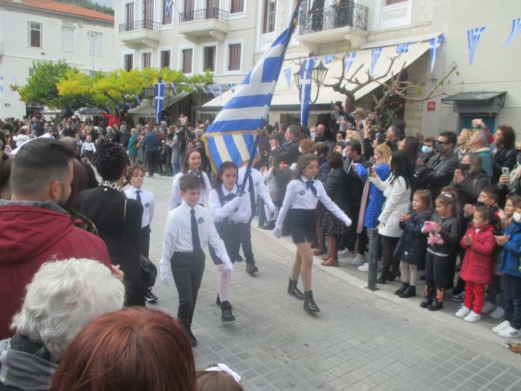 Παρέλαση με την συμμετοχή πολλών κατοίκων της Κύμης (ΦΩΤΟ)