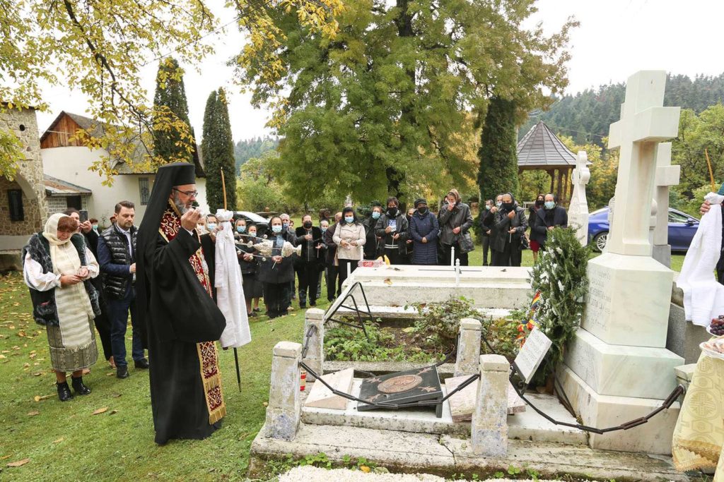 Arhiepiscopul Ciprian, rugăciuni la mormântul lui Simion Mehedinți la 153 de ani de la nașterea marelui savant