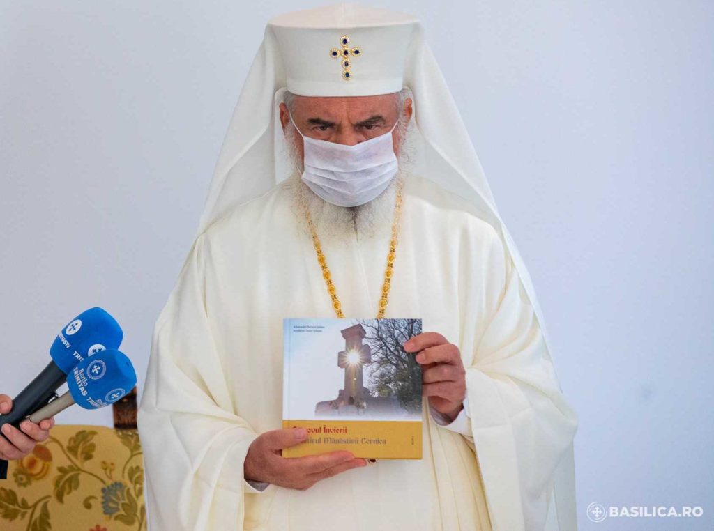 Patriarhul Daniel a prezentat două volume dedicate Mănăstirii Cernica