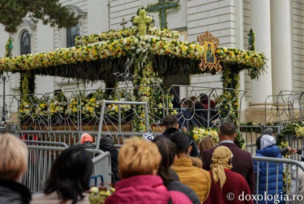 Iaşi: Peste 50.000 de pelerini s-au întâlnit cu Sf. Parascheva şi Sf. Gheorghe Pelerinul