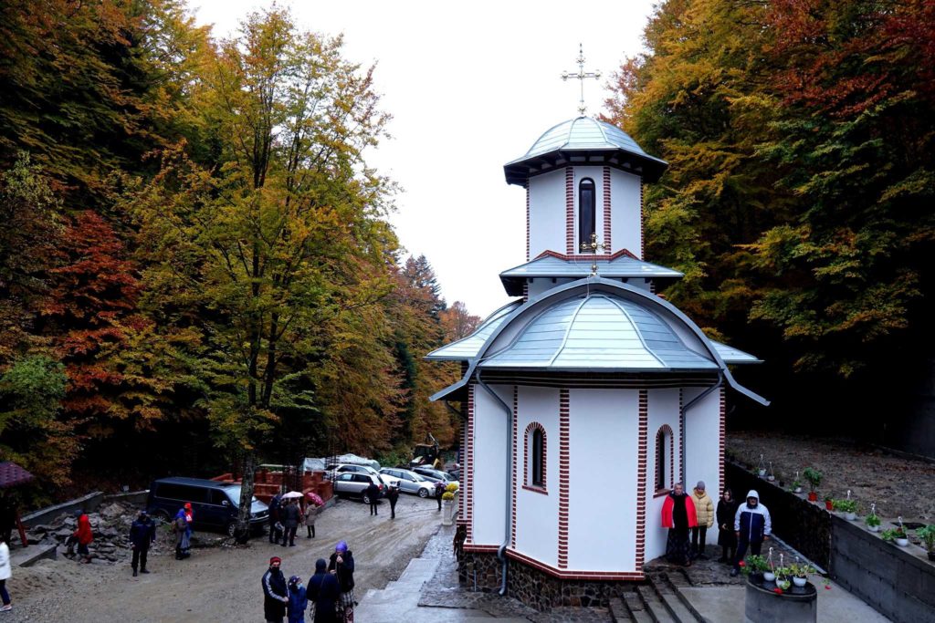 Biserica de pe Transfăgărășan a fost construită într-un an și jumătate. Sfințirea paraclisului de la demisol (FOTO)