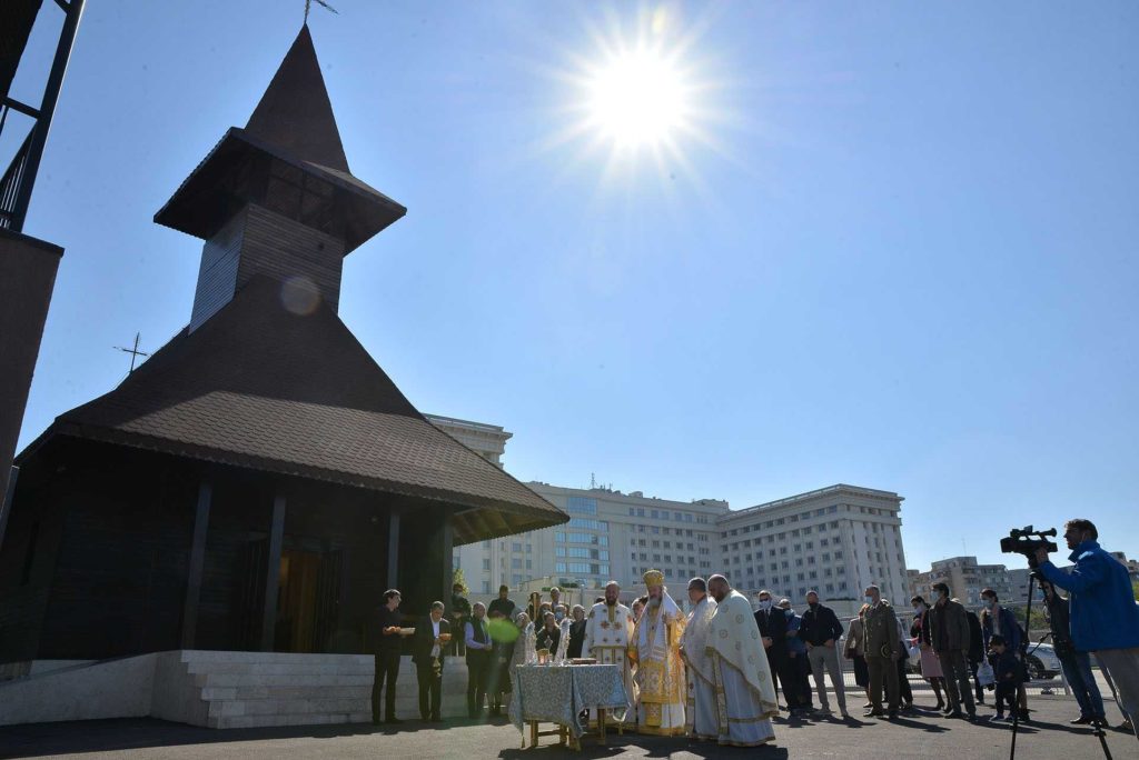 Sfințire de clopotniță la MApN. Biserica păstrează o legătură profundă cu Armata, a spus PS Ieronim