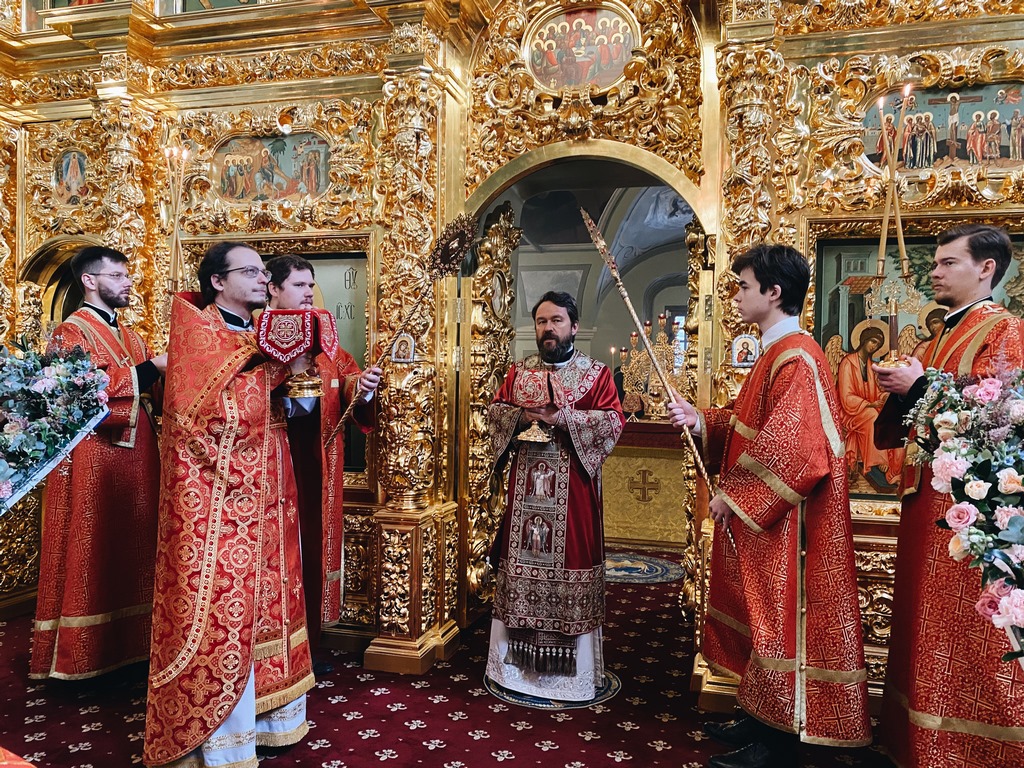 Председатель ОВЦС совершил Литургию в престольный праздник московского храма свв. мучеников Михаила и Феодора на Черниговском подворье