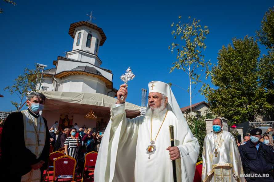 Patriarhul României a sfințit Biserica Parohiei Brâncuși. Două persoane au primit „Crucea Patriarhală”