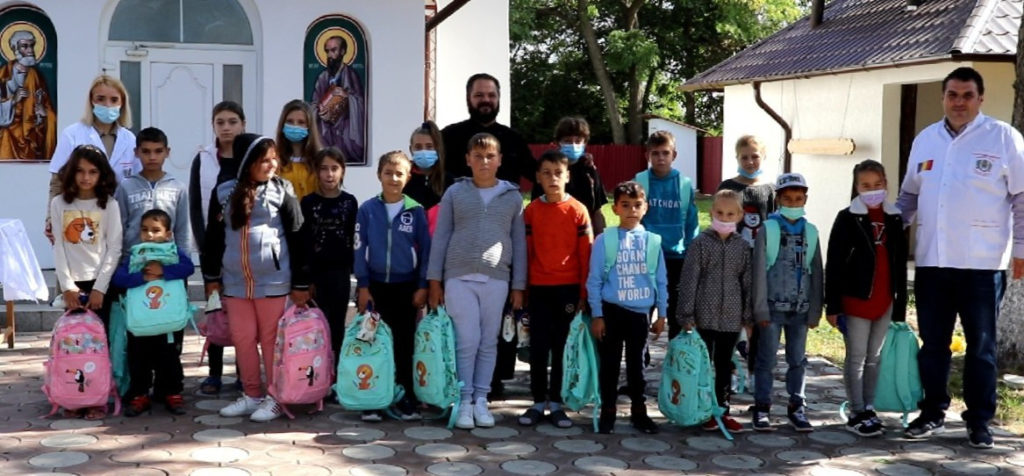 Ghiozdane pentru 50 de elevi din comuna prahoveană Mănești