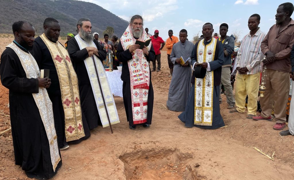 Μια αχυροκαλύβα γίνεται ναός στην Τανζανία