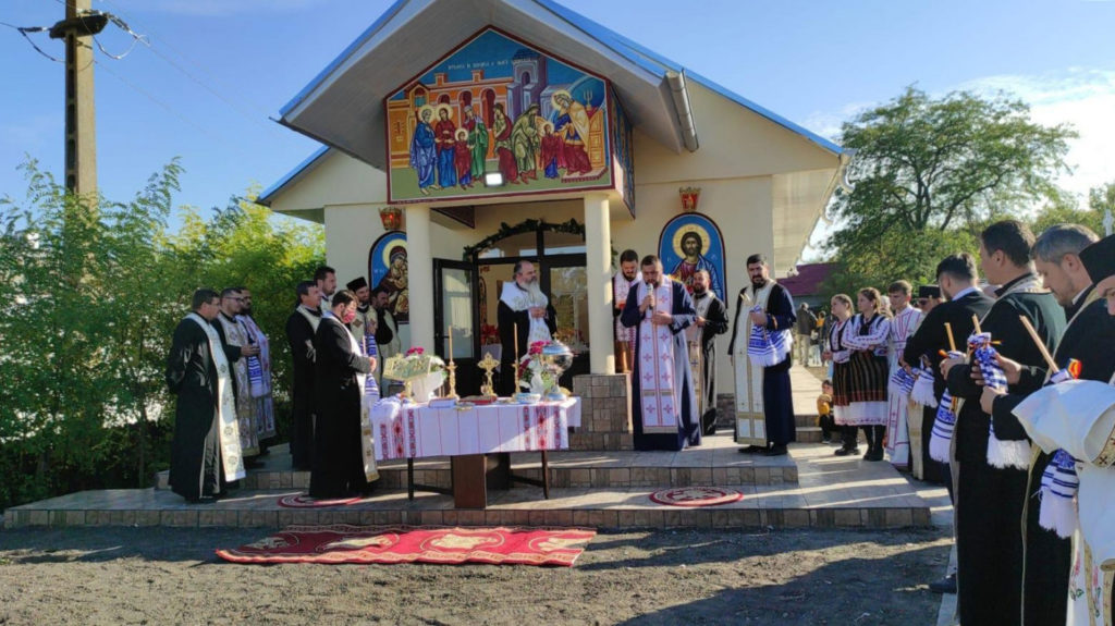 Sfințire de casă praznicală și monument al eroilor în Episcopia Hușilor
