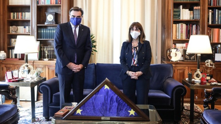 Ο Μ. Σχοινάς προσέφερε στην ΠτΔ τη σημαία της ΕΕ