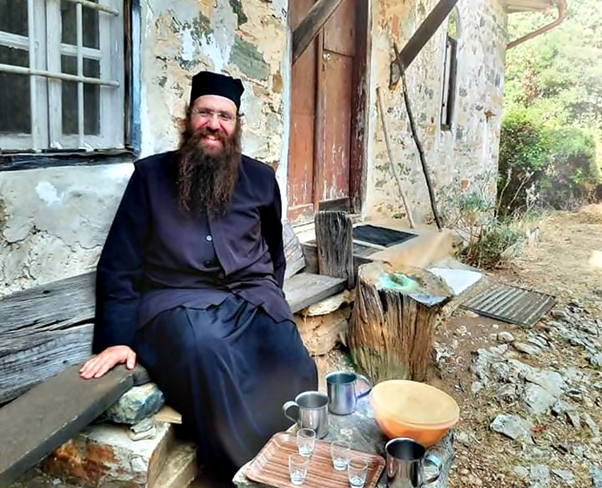 Ένα πρωινό στο υπαίθριο αρχονταρίκι του Αγίου Παϊσίου