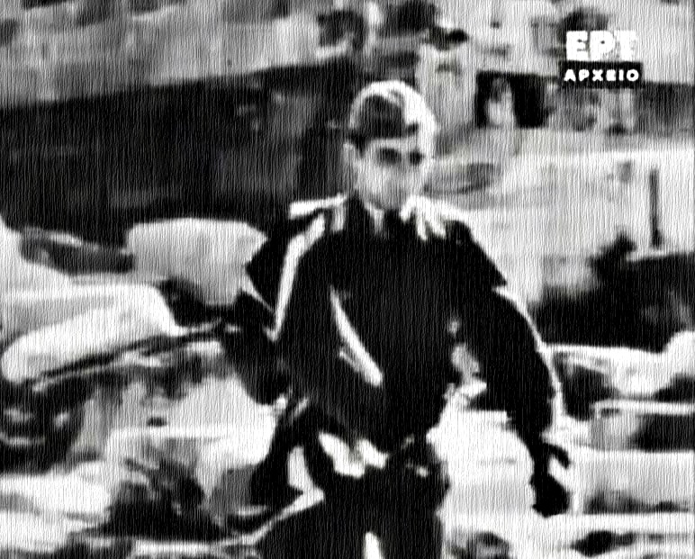 Ακρόπολη: Οι Γερμανοί υποστέλλουν τη σημαία και αποχωρούν (ΒΙΝΤΕΟ)