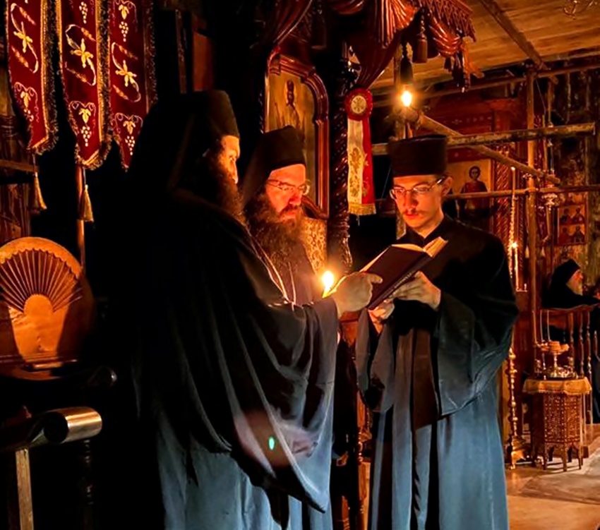 Ο Επίσκοπος κατέβηκε από τον Θρόνο για να ψάλλει