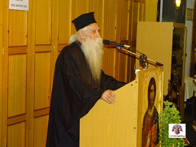 Ο συγκινημένος παπα-Γιώργης τραγούδησε τον “γερο-Δήμο”