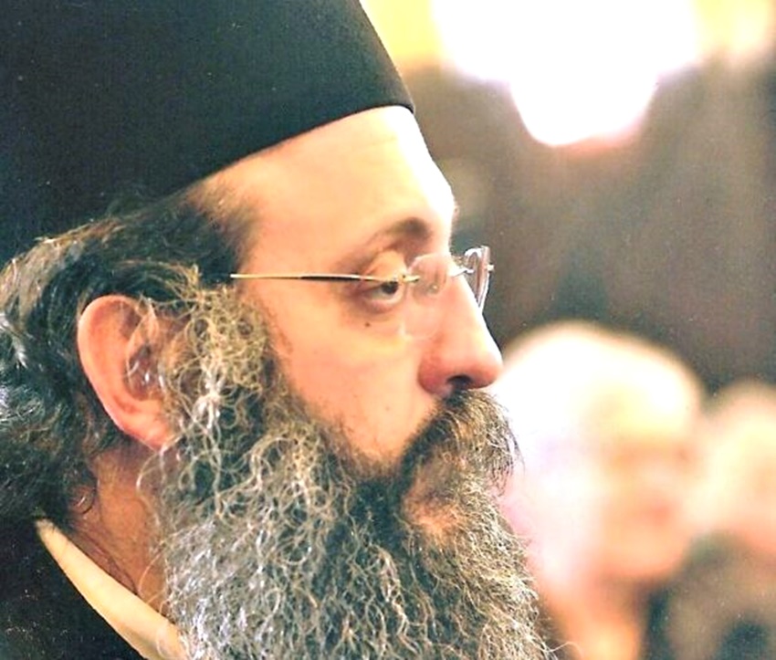 Ένας ιερέας παρουσιάζει τη δεύτερη ποιητική συλλογή του