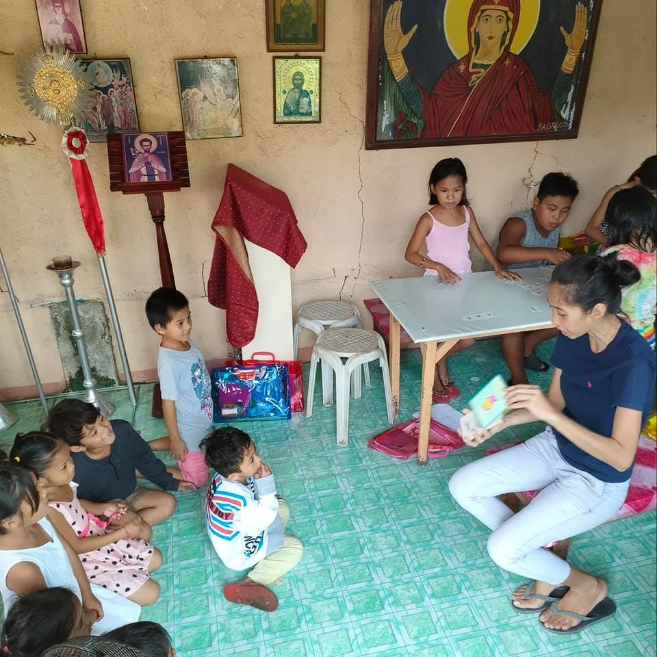 Φιλιππίνες: Μάθημα βασικής ανάγνωσης από την Πρεσβυτέρα Σοφία