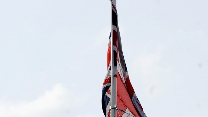 Μεσίστια η βρετανική σημαία στη Ντάουνινγκ Στριτ
