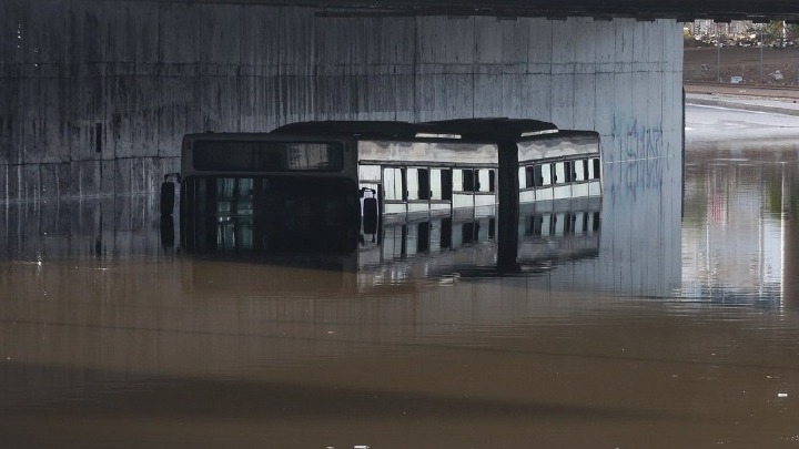 Εισαγγελική έρευνα για τις αιτίες που βυθίστηκε το λεωφορείο