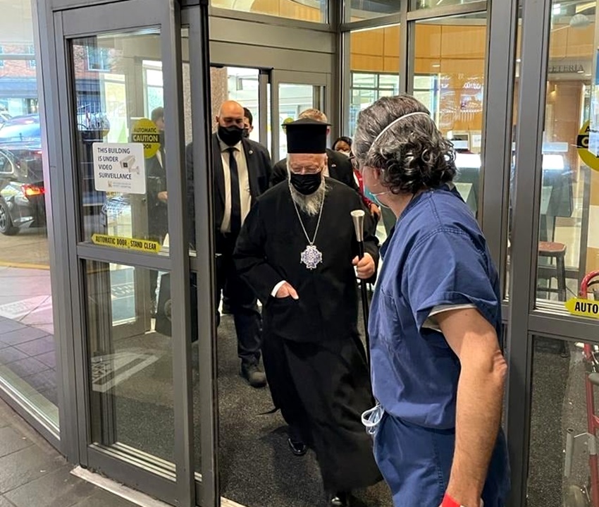 ΗΠΑ: Η στιγμή που ο Πατριάρχης εξέρχεται του Νοσοκομείου
