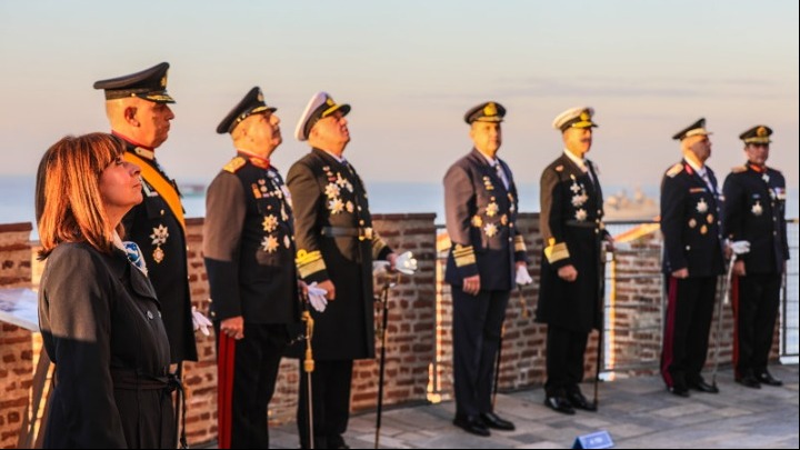 Η έπαρση της γαλανόλευκης στην κορυφή του Λευκού Πύργου