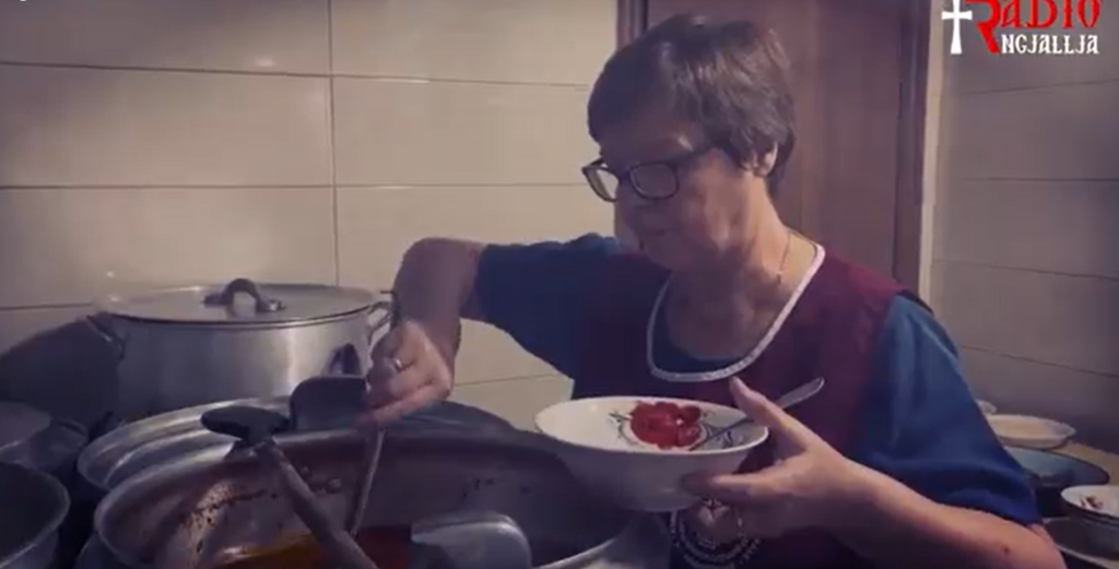 Mensa “Shërbimi i dashurisë” – vendi që mirëpret plot dashuri motrat dhe vëllezërit në nevojë