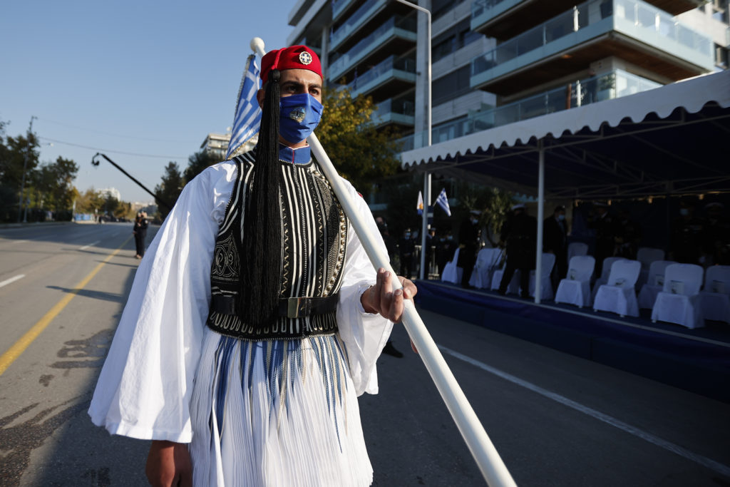 28η Οκτωβρίου: Παραδίδοντας την Ελληνική Σημαία στην Πρόεδρο της Δημοκρατίας (ΒΙΝΤΕΟ)