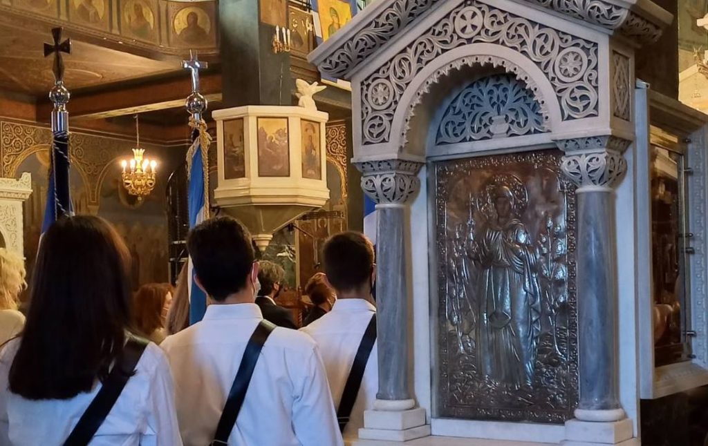 Ψηλά οι σημαίες υπό το βλέμμα της Αγίας Παρασκευής (ΦΩΤΟ)